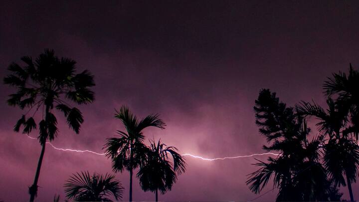 আগামী সোমবার পর্যন্ত উত্তরবঙ্গের সব জেলাতেই বৃষ্টি চলবে। উপরের দিকের পাঁচ জেলায় ভারী বৃষ্টি। উত্তরবঙ্গের বাকি জেলাগুলিতে বিক্ষিপ্ত বৃষ্টির পূর্বাভাস।