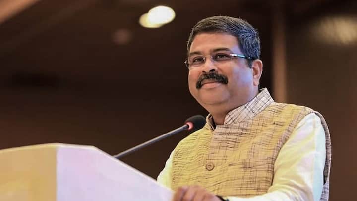 धर्मेंद्र प्रधान ओडिशा से हैं. उन्होंने 1983 में अपनी राजनीति की शुरुआत ABVP से की थी. हालांकि, अब ओडिशा में बीजेपी की सरकार बन गई है और प्रधान को कैबिनेट में शामिल किया गया है ऐसे में वे इस रेस से बाहर माने जा रहे हैं.