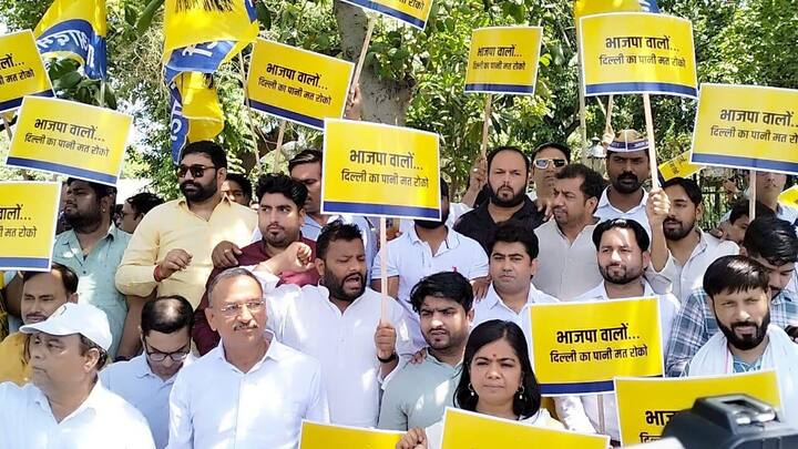 उन्होंने कहा कि, हरियाणा की बीजेपी सरकार की गंदी राजनीति के खिलाफ वे आज हरियाणा भवन के बाहर अपना विरोध प्रदर्शन कर रहे हैं, ताकि दिल्ली के लोगों के लिए पानी की आपूर्ति को सुनिश्चित किया जाए और सुप्रीम कोर्ट के आदेशानुसार हिमाचल प्रदेश का पानी दिल्ली को मिले. इस दौरान “आप” विधायक शिव चरण सिंह गोयल ने कहा कि 45 डिग्री तापमान में हम सड़क पर बैठकर बीजेपी की हरियाणा और केंद्र सरकार से गुहार लगा रहे हैं कि वो दिल्ली के हिस्से का पानी न रोकें और इस तरह की तानाशाही न करें.