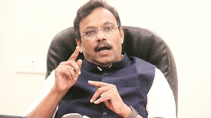 बीजेपी के अध्यक्ष पद के लिए चार और नामों को इस रेस में आगे माना जा रहा है. मीडिया रिपोर्ट्स के मुताबिक, इनमें एक नाम विनोद तावड़े का भी है. तावड़े बीजेपी के महासचिव हैं. महाराष्ट्र सरकार में मंत्री रह चुके तावड़े को बीएल संतोष के बाद सबसे ज्यादा प्रभावशाली महासचिव माना जाता है. वे मराठी हैं. इस साल महाराष्ट्र में विधानसभा चुनाव भी हैं, ऐसे में तावड़े इस रेस में आगे माने जा रहे हैं.