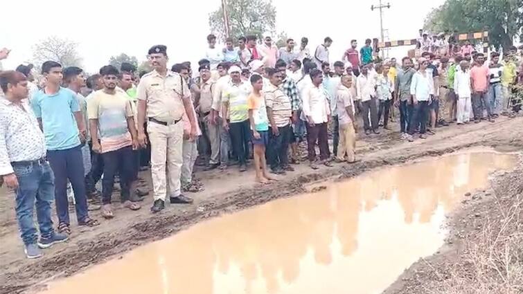 Death of a young farmer after drowning in stagnant water in railway tunnel at Asoda village angry villagers protest Jalgaon Maharashtra Marathi News रेल्वे बोगद्यातील साचलेल्या पाण्यात बुडून तरुण शेतकऱ्याचा मृत्यू, संतप्त ग्रामस्थांचे ठिय्या आंदोलन