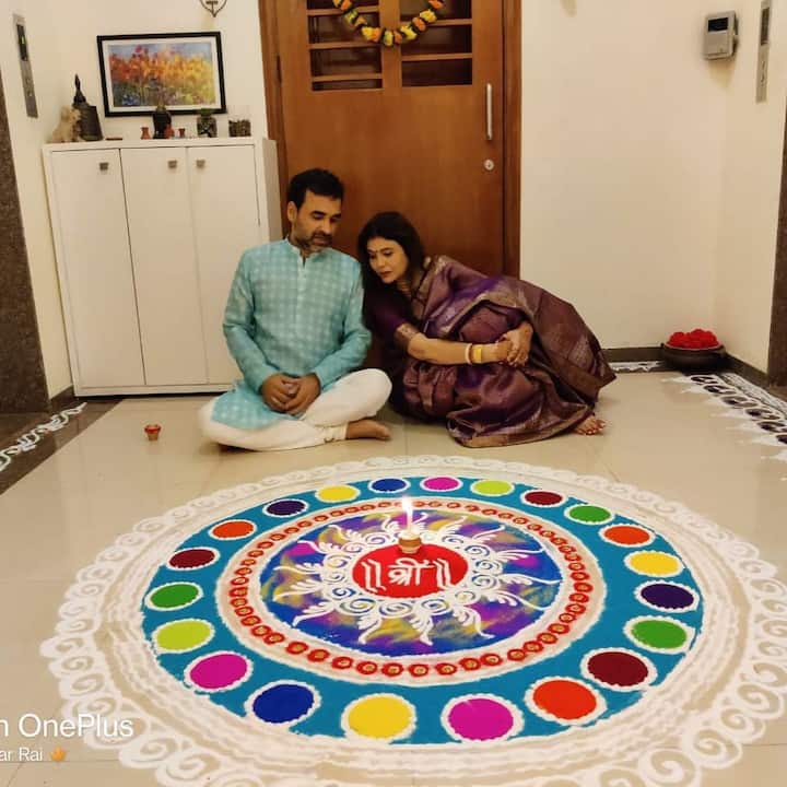 पंकज त्रिपाठी का ये घर पूरी तरह से मार्बल फ्लोरिंग के साथ तैयार किया गया है. जिसकी एंट्रेंस पर ब्राउन वुडन डोर लगा है.