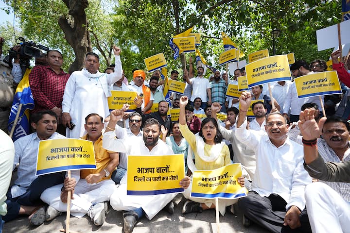 इसी कड़ी में एक बार फिर से दिल्ली सरकार की तरफ से हरियाणा की बीजेपी सरकार पर पानी नहीं देने का आरोप लगाया गया है, जिसके विरोध में आप के नेता और कार्यकर्ता अब सड़कों पर उतर कर प्रदर्शन कर रहे हैं.