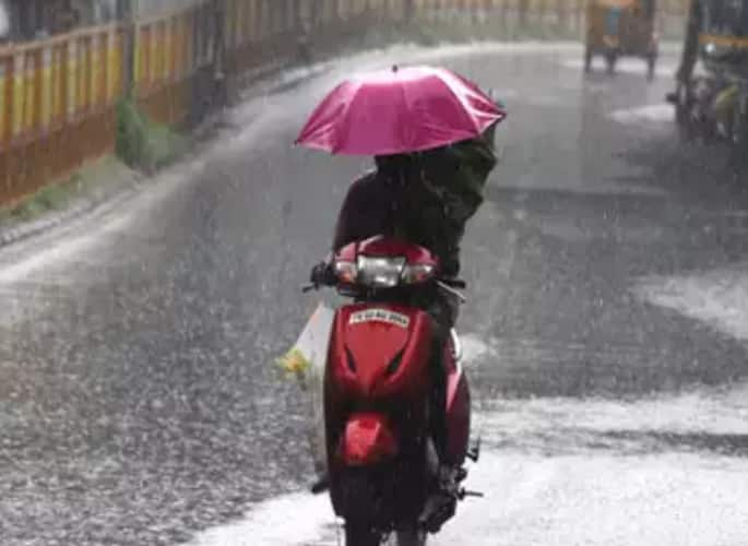 Warning of heavy rain at many places in maharashtra during next 3 to 4 hours Maharashtra Rain News monsoon सावधान! पुढील 3 ते 4 तास महत्वाचे, वादळी वाऱ्यासह मुसळधार पावसाचा इशारा, घराबाहेर पडताना खबरदारी घ्या 