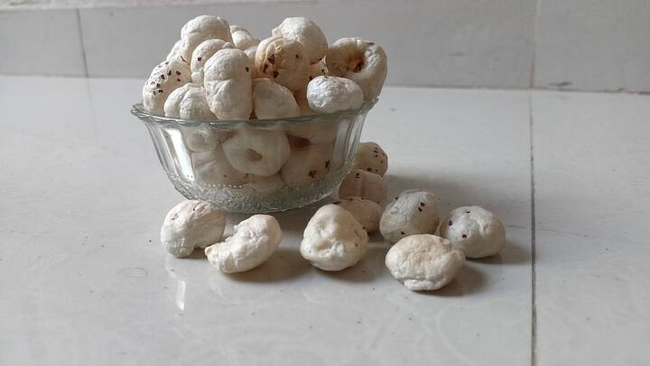 मखाना सेहत के लिए काफी फायदेमंद माना गया है. इसे आप शाम में स्नैक्स के रूप में खा सकते हैं.