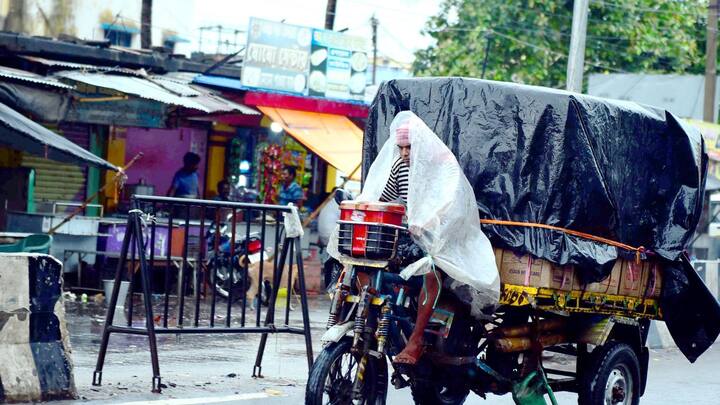 তবে আজ দক্ষিণবঙ্গের বেশ কিছু জেলায় স্থানীয়ভাবে ঝড়-বৃষ্টির সম্ভাবনা রয়েছে। এর সঙ্গে বজ্রপাতের সতর্কতা দেওয়া হয়েছে।