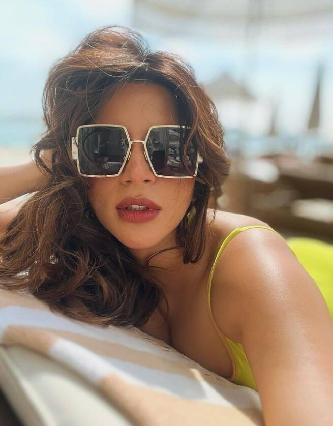 एक्ट्रेस शमा सिकंदर के इस कातिलाना लुक को देखकर फैंस उनके दीवाने हो गए हैं और सोशल मीडिया पर उनकी जमकर तारीफ कर रहे हैं.