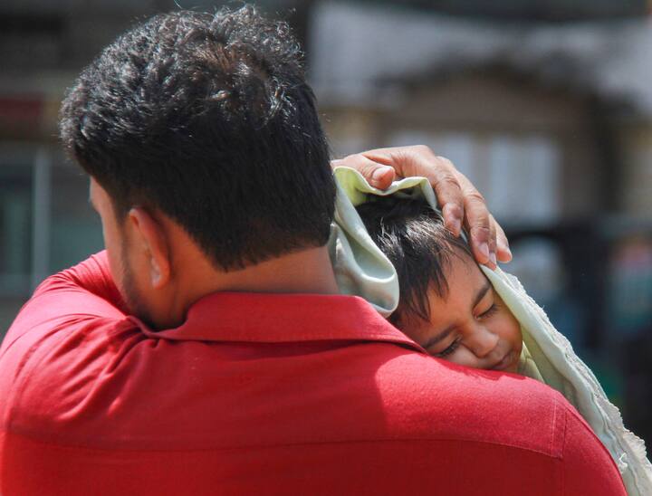 दिल्ली में भीषण गर्मी का कहरी जारी है. यहां एक बार फिर लू ने लोगों की परेशानी बढ़ा दी है. सोमवार (10 जून) को ज्यादातर इलाकों में गर्म हवाएं चलीं. इस दौरान अधिकतम तापमान 43.6 डिग्री दर्ज किया गया, जो सामान्य से तीन डिग्री अधिक है.