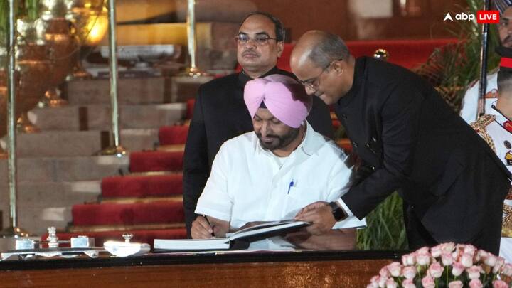 रवनीत सिंह बिट्टू भी सिख हैं.