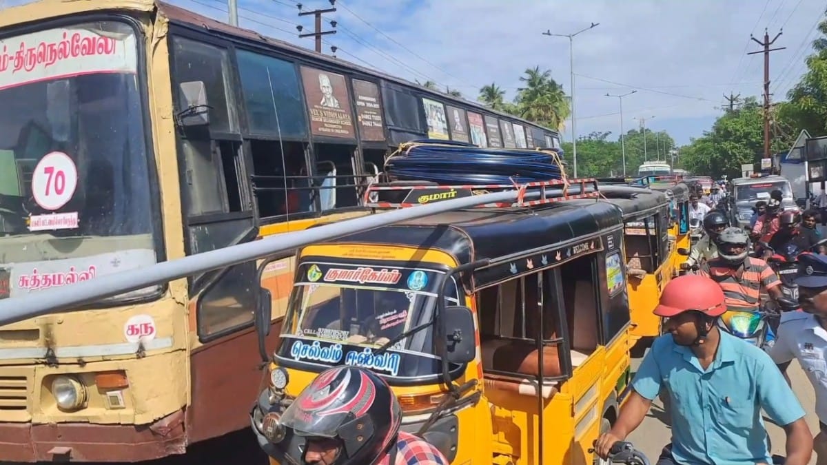 “எங்க குழந்தைகளுக்கு கல்வியை பிச்சை போடுங்க” -  நெல்லை- திருச்செந்தூர் சாலையில் பெற்றோர்கள் மறியல்..!