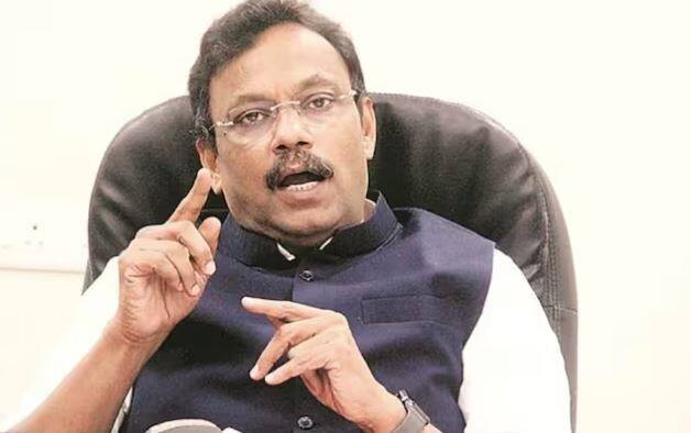 ਭਾਜਪਾ ਪ੍ਰਧਾਨ ਦੇ ਅਹੁਦੇ ਦੀ ਦੌੜ ਵਿੱਚ ਚਾਰ ਹੋਰ ਨਾਵਾਂ ਨੂੰ ਅੱਗੇ ਮੰਨਿਆ ਜਾ ਰਿਹਾ ਹੈ। ਮੀਡੀਆ ਰਿਪੋਰਟਾਂ ਮੁਤਾਬਕ ਇਨ੍ਹਾਂ 'ਚੋਂ ਇਕ ਨਾਂ ਵਿਨੋਦ ਤਾਵੜੇ ਦਾ ਵੀ ਹੈ। ਤਾਵੜੇ ਭਾਜਪਾ ਦੇ ਜਨਰਲ ਸਕੱਤਰ ਹਨ। ਮਹਾਰਾਸ਼ਟਰ ਸਰਕਾਰ ਵਿੱਚ ਮੰਤਰੀ ਰਹਿ ਚੁੱਕੇ ਤਾਵੜੇ ਨੂੰ ਬੀਐੱਲ ਸੰਤੋਸ਼ ਤੋਂ ਬਾਅਦ ਸਭ ਤੋਂ ਪ੍ਰਭਾਵਸ਼ਾਲੀ ਜਨਰਲ ਸਕੱਤਰ ਮੰਨਿਆ ਜਾਂਦਾ ਹੈ। ਉਹ ਮਰਾਠੀ ਹੈ। ਇਸ ਸਾਲ ਮਹਾਰਾਸ਼ਟਰ 'ਚ ਵਿਧਾਨ ਸਭਾ ਚੋਣਾਂ ਹਨ, ਇਸ ਲਈ ਤਾਵੜੇ ਨੂੰ ਇਸ ਦੌੜ 'ਚ ਅੱਗੇ ਮੰਨਿਆ ਜਾ ਰਿਹਾ ਹੈ।