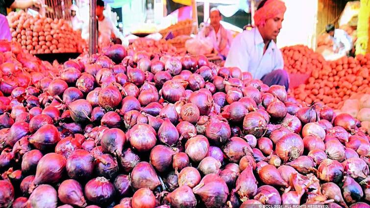 Onion prices have increased by 30 to 50 percent in last 15 days due to demand supplyb gap Onion Prices: కోయకుండానే కన్నీళ్లు తెప్పిస్తున్న ఉల్లి - ముందు ముందు మోత మోగిపోద్ది!