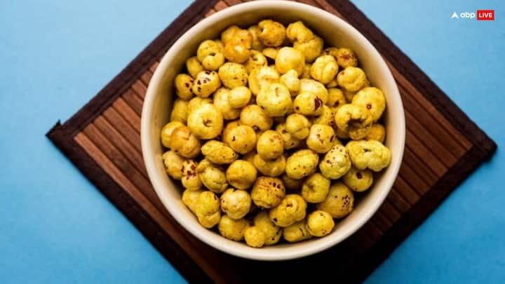 Makhana Snacks: मखाना सेहत के लिए काफी फायदेमंद होता है. इसमें कैल्शियम, फास्फोरस, प्रोटीन जैसे पोषक तत्व मौजूद होते हैं. आप इसकी मदद से टेस्टी स्नैक्स बना सकते हैं.