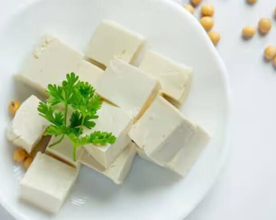 ਸ਼ਾਕਾਹਾਰੀ ਲੋਕਾਂ ਲਈ, ਪਨੀਰ ਖਾਣਾ ਪਹਿਲਾ ਵਿਕਲਪ ਹੈ। ਕਿਸੇ ਵੀ ਰੈਸਟੋਰੈਂਟ ਤੋਂ ਲੈ ਕੇ ਪਾਰਟੀ ਤੱਕ ਪਨੀਰ ਦੀ ਸਭ ਤੋਂ ਜ਼ਿਆਦਾ ਮੰਗ ਹੁੰਦੀ ਹੈ। ਫਾਸਟ ਫੂਡ ਤੋਂ ਲੈ ਕੇ ਮੇਨ ਕੋਰਸ ਤੱਕ, ਲੋਕ ਸ਼ਾਕਾਹਾਰੀ ਚੀਜ਼ਾਂ ਵਿੱਚੋਂ ਪਨੀਰ ਖਾਣਾ ਪਸੰਦ ਕਰਦੇ ਹਨ। ਪਰ ਕੀ ਤੁਸੀਂ ਜਾਣਦੇ ਹੋ ਕਿ ਤੁਸੀਂ ਜਿਹੜਾ ਪਨੀਰ ਰੈਸਟੋਰੈਂਟ ਅਤੇ ਘਰਾਂ ਵਿੱਚ ਖਾਂਦੇ ਹੋ, ਉਹ ਕਿੱਥੇ ਤਿਆਰ ਹੁੰਦਾ ਹੈ? ਕੀ ਪਨੀਰ ਬਣਾਉਣ ਵੇਲੇ ਕੋਈ ਰਸਾਇਣ ਵਰਤੇ ਜਾਂਦੇ ਹਨ?