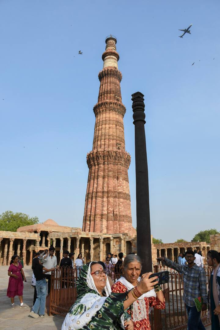 मौसम विभाग के अनुसार मंगलवार (11 जून) को जहां अधिकतम तापमान 44 डिग्री रहेगा तो, वहीं बुधवार को पारा 45 डिग्री पर पहुंच जाएगा.