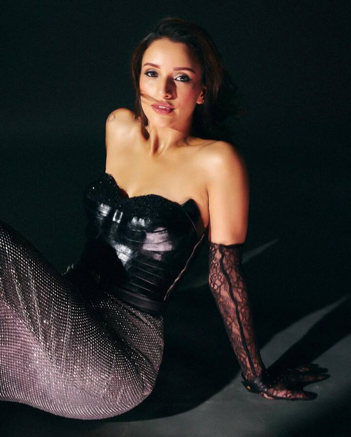 इतना ही नहीं इस फिल्म के बाद तृप्ति की किस्मत ऐसा चमकी कि एक बाद एक उनकी झोली में कई बड़े फिल्में आ गिरी. एक्ट्रेस की फेम और शोहरत का अंदाजा इसी से लगाया जा सकता है कि एक भी सोलो हिट नहीं देने के बाद भी आज मुंबई में 14 करोड़ रुपए के आलीशान घर की मालकिन बन चुकी हैं.