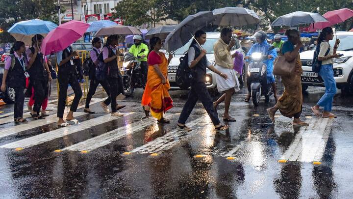 দক্ষিণবঙ্গের সব জেলাতেই সেই সঙ্গে ৪০ থেকে ৫০ কিলোমিটার বেগে ঝোড়ো হাওয়া বয়ে যাবে।