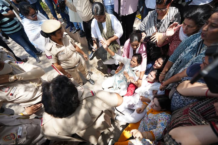 गोयल ने कहा कि, बीजेपी के सांसद और पूरा मंत्रालय दिल्ली में ही रहता है, जिन्हें भी पानी चाहिए. इसलिए दिल्ली के हिस्से का 20 फीसद पानी न रोका जाए. उन्होंने कहा कि, जब तक दिल्ली के हक का पूरा पानी नहीं मिलेगा, वे ऐसे ही सड़कों पर रहेंगे और अपने हिस्से का पानी लेकर रहेंगे, फिर चाहे इसके लिए उन्हें कुछ भी करना पड़े. उन्होंने कहा कि, दिल्ली देश की राजधानी है, यहां देश भर से लोग आते हैं. ऐसे में अगर हम दिल्ली को ही पानी नहीं दे सकते तो देश में क्या करेंगे? आम आदमी पार्टी दिल्ली के हित के लिए लड़ती रहेगी.