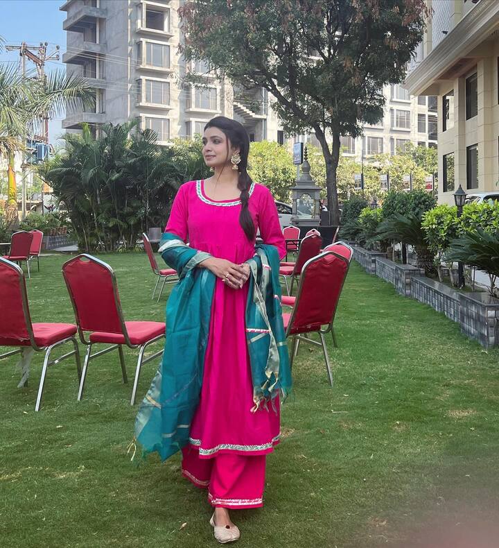 . खरं सांगायचं तर खुप उत्सुकता आहे. शक्यतो भूमिकेत तोच तोच पणा येऊ नये यासाठी माझा प्रयत्न असतो. सुखदा हे पात्र अतिशय सुंदररित्या लिहिलं गेले आहे. आयुष्य भरभरुन जगणारी, बडबडी आणि अतिशय सकारात्मक अतिशय ही व्यक्तिरेखा आहे. या पात्राविषयी ऐकताक्षणीच मी प्रेमात पडले. स्टार प्रवाहसोबत काम करण्याची इच्छा देखील पूर्ण होत असल्याचे मयुरीने नमूद केले.