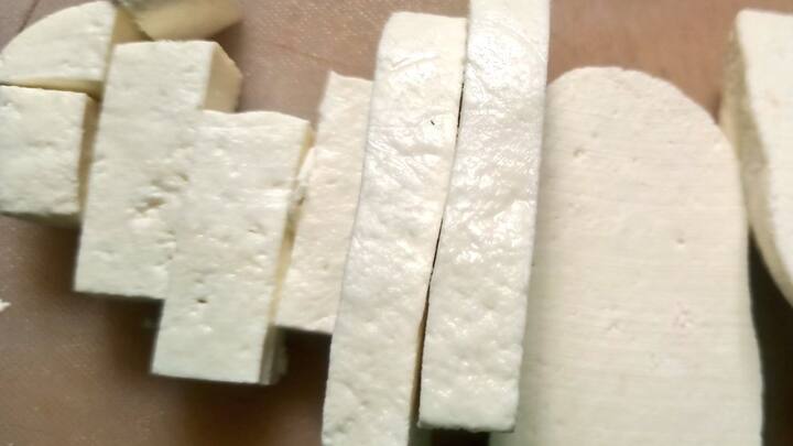 दरअसल पनीर को प्रेस करने से उसका अतिरिक्त पानी निकल जाता है. वहीं पनीर को एक शेप भी मिल जाता है. इसके बाद फिर उसे पानी में डालकर ठंडा किया जाता है. वहीं उसके बाद उसे अलग-अलग साइज में काटा जाता है.