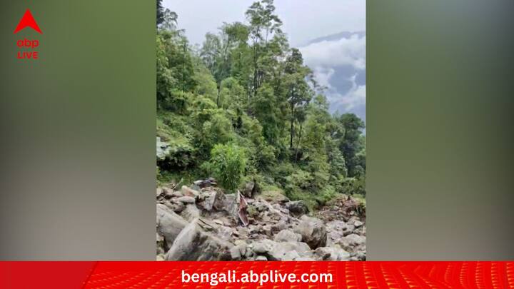 সিকিমের প্রশাসনের তরফ থেকে ধস সরানো কাজ শুরু হয়েছে। শেষ পর্যন্ত যা খবর, তাতে ৪ জন মারা গিয়েছে বলে জানা যাচ্ছে।