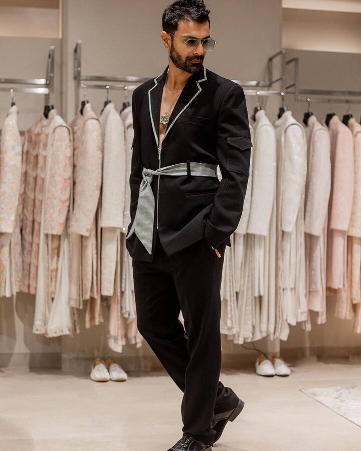 सिद्धार्थ कन्नन के साथ बात करते हुए अश्मित ने बताया कि इंटरव्यू में बताया, 'एक बार जब मैं नाइटक्लब गया था तो वहां पर सोहेल खान और सिकंदर खेर भी थे. जिनके बीच अचानक किसी बात को लेकर लड़ाई हो गई और देखते ही देखते वो एक-दूसरे को मारने लगे.’