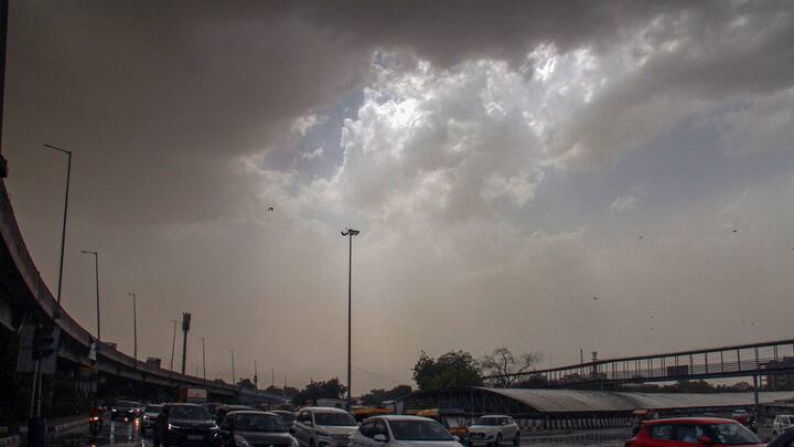 তাপপ্রবাহ চলবে ঝাড়গ্রাম, বাঁকুড়া, পূর্ব বর্ধমান, বীরভূম এবং হুগলিতে। দক্ষিণবঙ্গের বাকি সব জেলাতেই থাকবে অস্বস্তিকর আর্দ্রতা যুক্ত আবহাওয়া।