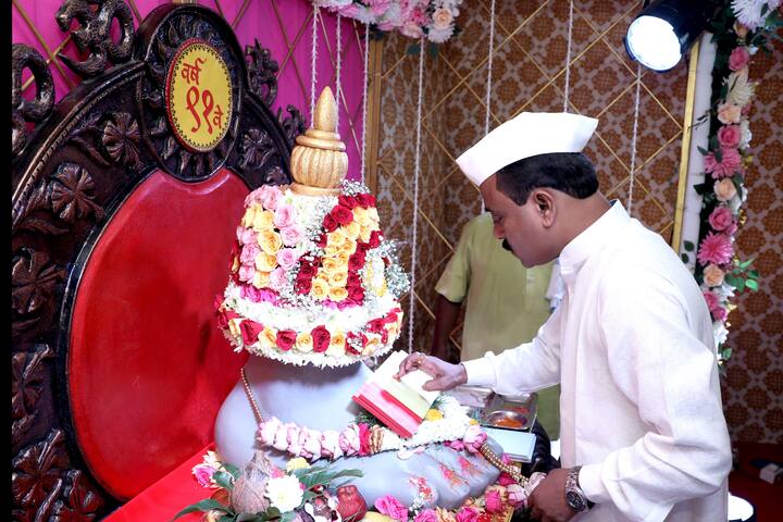 प्रसंगी खजिनदार श्री.मंगेश दत्ताराम दळवी यांनी पावती पुस्तकांचंही पूजन केलं.