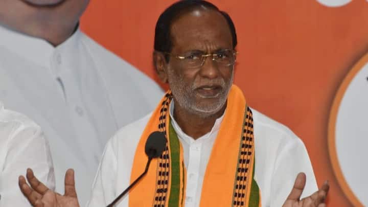 अध्यक्ष पद की रेस में दूसरा नाम बीजेपी ओबीसी मोर्चा चीफ के लक्ष्मण का भी है. लक्ष्मण तेलंगाना से आते हैं. ये वही राज्य है, जहां बीजेपी आंध्र प्रदेश के बाद दक्षिण में सबसे ज्यादा ध्यान दे रही है.