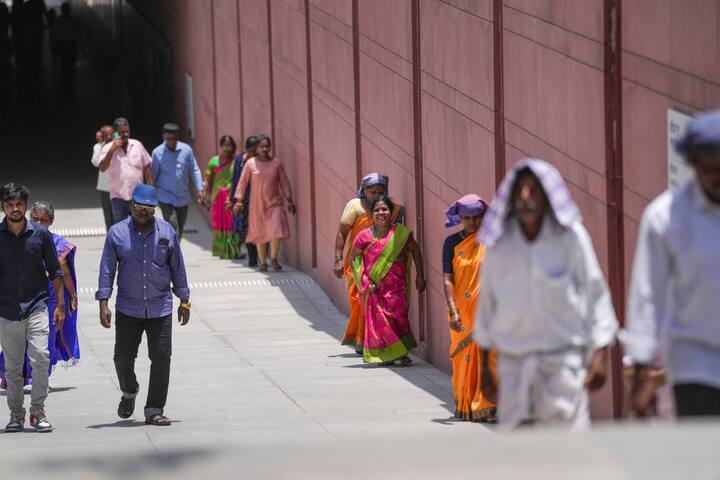 भीषण गर्मी के दौरान लू चलने से डिहाइड्रेशन का खतरा बढ़ जाता है. ऐसे में समय-समय पर पानी पीते रहें, जिसके शरीर हाइड्रेटेड बना रहे. इस गर्मी भरे मौसम में कम से कम 8-10 ग्लास पानी रोजाना पीने की कोशिश करें. फल और सब्जियां अपनी डाइट में भरपूर शामिल करें.