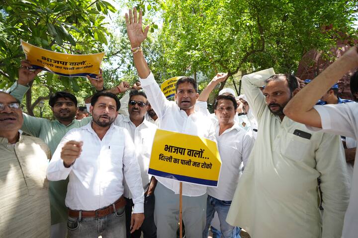 कल सोमवार (10 जून) को आप के दिल्ली प्रदेश उपाध्यक्ष और विधायक कुलदीप कुमार, शिव चरण सिंह, विनय मिश्रा और सोमदत्त शर्मा समेत महिला विंग की दिल्ली प्रदेश अध्यक्ष सारिका चौधरी और अन्य ने पार्टी कार्यकर्ताओं के साथ मिल कर बीजेपी मुख्यालय, हरियाणा भवन, मंडी हाउस और कनॉट प्लेस समेत कई जगहों पर जोरदार विरोध प्रदर्शन किया.