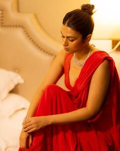 Shraddha das: સ્ટાઈલિશ રેડ સાડીમાં શ્રદ્ધા દાસે બતાવ્યું હોટ ફિગર, જુઓ તસવીરો