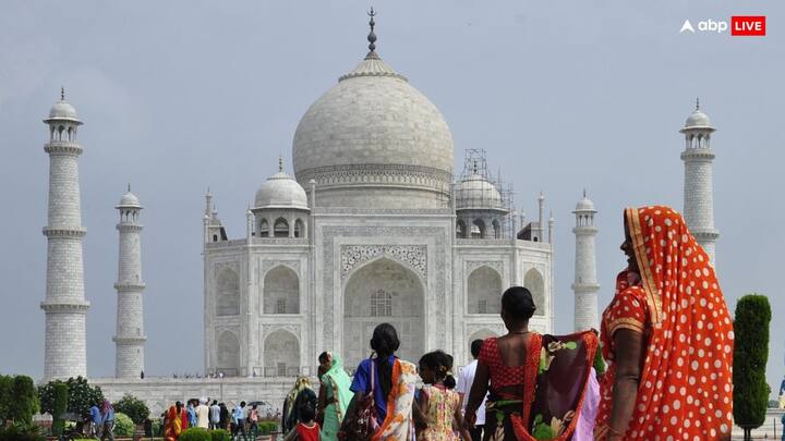 भारत में मुस्लिम, सिख, ईसाई, बौद्ध, जैन और पारसी धर्म को मानने वाले अल्पसंख्यक समुदाय में गिने (नेशनल कमीशन फॉर माइनॉरिटीज एक्ट, 1992 के सेक्शन 2 - सी के तहत) जाते हैं. साल 2011 की जनगणना के हिसाब से देश में 14.2 फीसदी मुस्लिम, 2.3 फीसदी ईसाई, 1.7 फीसदी सिख, 0.7 फीसदी बौद्ध, 0.4 फीसदी जैन और 0.006 फीसदी पारसी हैं.