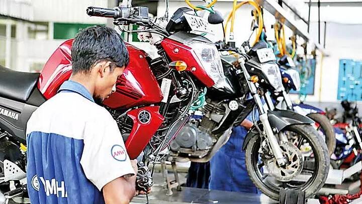 સમયસર સર્વિસ કરાવોઃ ચોમાસા પહેલા બાઇકની સર્વિસ કરાવી લેવાનું સુનિશ્ચિત કરો, કારણ કે સર્વિસ કરાવ્યા બાદ બાઇકમાં કોઇ નાની-મોટી સમસ્યા હશે તો તે ઠીક થઇ જશે. સર્વિસ દરમિયાન એન્જિન ઓઈલ, એર ફિલ્ટર, ચેઈન સેટ અને બ્રેકનું સમારકામ કરવામાં આવે છે. આ સાથે, જો બાઇકનો કોઈ ભાગ બગડે છે, તો તેને રિપેર કરો અથવા બદલો.