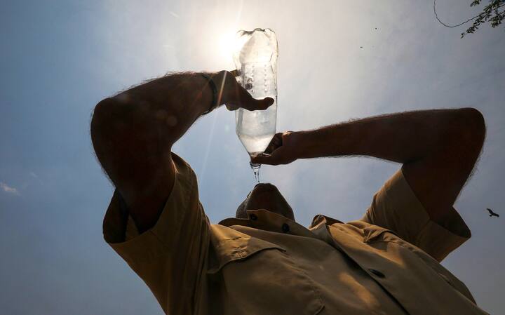 वहीं सोमवार को दिल्ली का न्यूनतम पारा 28.6 डिग्री दर्ज किया गया, जो सामान्य से एक डिग्री ज्यादा है. अगले छह दिनों तक लगातार दिल्ली में लू भी चलेगी.