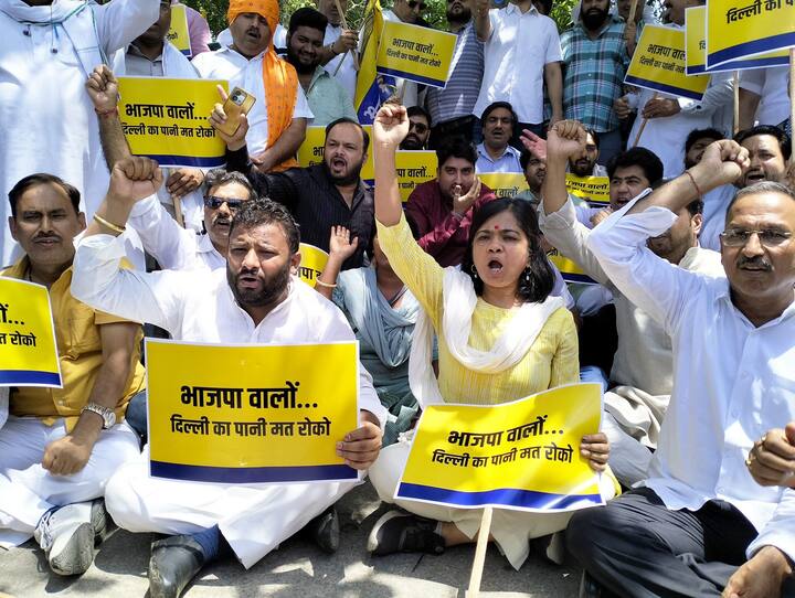 कुलदीप कुमार ने आगे कहा कि हम सुप्रीम कोर्ट भी गए, लेकिन कोर्ट के आदेश के बावजूद हरियाणा सरकार हिमाचल से आने वाले 137 क्यूसेक पानी को नहीं छोड़ रही है. इसके अलावा अन्य नहरों से दिल्ली में आने वाले 200 क्यूसेक पानी को भी हरियाणा सरकार ने रोक दिया है. उन्होंने हरियाणा और केंद्र की बीजेपी सरकार पर आरोप लगाते हुए कहा कि,ये लोग दिल्ली के लोगों को प्यासा मारना चाहते हैं और दिल्ली से बदला लेना चाहते हैं.