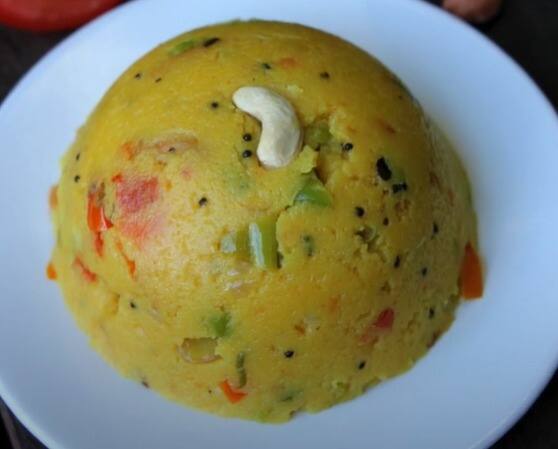 அடுத்தது ஒரு கப் கோதுமை ரவைக்கு 2 கப் அளவிற்கு தண்ணீர் சேர்க்கவும். தண்ணீர் கொதித்ததும் ஒரு கப் ரவை சேர்க்கவும்.