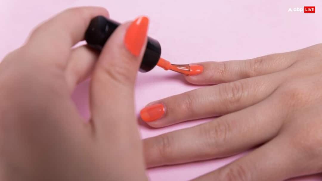 nail polish benefits and disadvantages Know about the growth of nails by using this paint Nail Polish Effects: क्या नेल पॉलिश लगाने से बढ़ते हैं नाखून? जानें इससे होने वाले फायदे और नुकसान