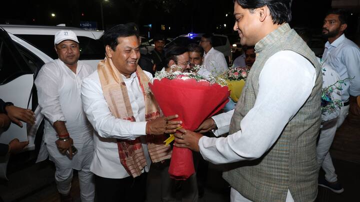 শান্তনু ঠাকুর মতুয়া অধ্যুধিত বনগাঁ থেকে এই নিয়ে দ্বিতীয়বার সাংসদ হয়েছেন। তিনি মতুয়া মহাসঙ্ঘের সঙ্ঘাধিপতিও। তাঁকে ফের প্রতিমন্ত্রী করলেন নরেন্দ্র মোদি।