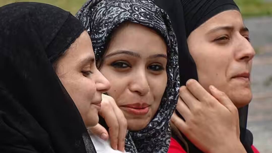 ஹிஜாப் அணியக்கூடாது என்ற கல்லூரி ஆர்டர்.. ராஜினாமா செய்த ஆசிரியர்.. நடந்தது என்ன?