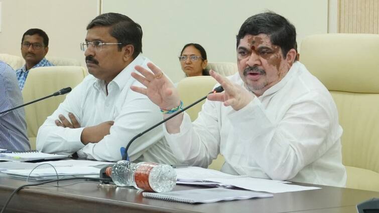 Transport Minister ponnam prabhakar review meeting with transports officials Ponnam Prabhakar: స్కూల్స్ రీఓపెన్ - బస్సుల ఫిట్‌నెస్‌పై ఆకస్మిక తనిఖీలకు మంత్రి పొన్నం ఆదేశాలు