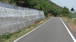 வத்தல் மலைப்பாதையில் மண் சரிவை தடுக்க காங்கிரீட் தடுப்பு சுவர் அமைக்க வேண்டும் - கிராம மக்கள் கோரிக்கை