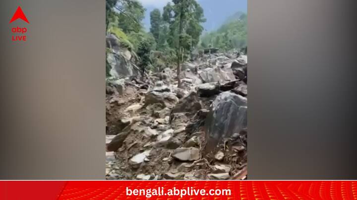 গত সন্ধে থেকে তুমুল বৃষ্টি হচ্ছে সিকিমে। সড়কের হাল খারাপ, বিপুল ধাক্কা খেয়েছে যান-চলাচল। ধসের অংশ জমে শান্তিনগরের কাছে ১০ নম্বর জাতীয় সড়ক আটকে পড়ায় যোগাযোগের হাল আরও খারাপ হয়েছে। সেই সব আবর্জনা সরানোর কাজ চলছে। ভারতীয় আবহাওয়া দফতরের হিসেব অনুযায়ী, শেষ ২৪ ঘণ্টায় ১০১.৬ মিলিমিটার বৃষ্টি হয়েছে সিকিমে। সার্বিক ভাবে হাল বেশ খারাপ সিকিমের।