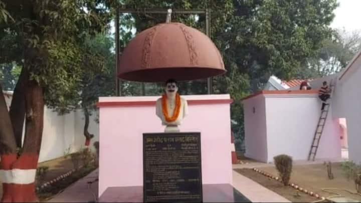  Pandit Ramprasad Bismil: काकोरी कांड के महानायक शहीद रामप्रसाद बिस्मिल्ला को 19 दिसंबर 1927 में गोरखपुर जेल में फांसी दे दी गई थी. यही वजह है कि आज पूरा देश उनके 127वीं जयंती पर नमन कर रहा है.