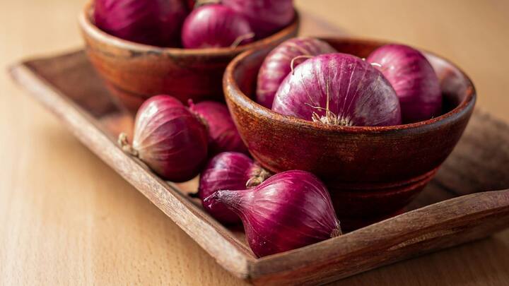 வெங்காயத்தை தோல் உரித்து ஃப்ரீசரில் வைப்பது அவற்றை வெட்டும்போது கண் எரிச்சலைத் தவிர்க்கும். பச்சை வெங்காயத்தின்ஆயுளை அதிகரிக்க, அவற்றை ஃப்ரீஸ் வைக்கலாம்.