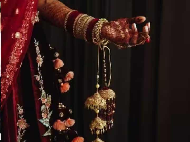 ਲਾੜੀ ਆਪਣੇ ਵਿਆਹ ਲਈ ਕੁੰਦਨ ਦੀਆਂ ਚੂੜੀਆਂ ਖਰੀਦ ਸਕਦੀ ਹੈ। ਇਸ ਨਾਲ ਤੁਹਾਡੀ ਖੂਬਸੂਰਤੀ ਵਧੇਗੀ।