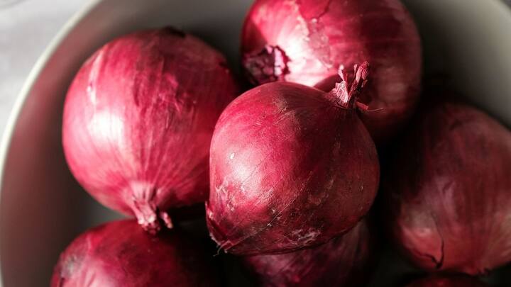 வெங்காயம் கெட்டுப்போகாமல் இருக்க, காற்றோட்டம் அவசியம், எனவே அவற்றை ஒருபோதும் பிளாஸ்டிக் பையில் சேமிக்க வேண்டாம். அஅறை வெப்பநிலையில் திறந்த கூடையில், துளையிடப்பட்ட காகிதப் பையில் அல்லது காற்றோட்டம் உள்ள பாத்திரத்தில் வைக்கவும்.