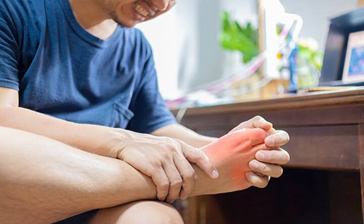 ਯੂਰਿਕ ਐਸਿਡ ਇੱਕ ਅਜਿਹੀ ਸਮੱਸਿਆ ਹੈ ਜੋ ਸਿਹਤ ਨੂੰ ਬਹੁਤ ਪ੍ਰਭਾਵਿਤ ਕਰਦੀ ਹੈ। ਜੇਕਰ ਖਾਣੇ ਵਿੱਚ ਪਿਊਰੀਨ ਦਾ ਜ਼ਿਆਦਾ ਸੇਵਨ ਕੀਤਾ ਜਾਵੇ ਤਾਂ ਖੂਨ ਵਿੱਚ ਯੂਰਿਕ ਐਸਿਡ ਦੀ ਮਾਤਰਾ ਵਧਣ ਲੱਗਦੀ ਹੈ। ਆਮ ਤੌਰ 'ਤੇ ਕਿਡਨੀ ਯੂਰਿਕ ਐਸਿਡ ਨੂੰ ਫਿਲਟਰ ਕਰਕੇ ਕੱਢ ਦਿੰਦੀ ਹੈ ਪਰ ਜਦੋਂ ਗੁਰਦੇ ਇਹ ਕੰਮ ਨਹੀਂ ਕਰ ਪਾਉਂਦੇ ਤਾਂ ਸਰੀਰ 'ਚ ਯੂਰਿਕ ਐਸਿਡ ਦਾ ਪੱਧਰ ਵਧਣਾ ਸ਼ੁਰੂ ਹੋ ਜਾਂਦਾ ਹੈ।