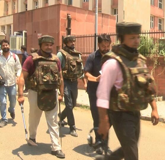 ਚੰਡੀਗੜ੍ਹ ਪੁਲਿਸ ਦੇ ਡੀਐਸਪੀ ਦਲਬੀਰ ਸਿੰਘ ਨੇ ਦੱਸਿਆ ਕਿ ਈਮੇਲ ਆਉਣ ਤੋਂ ਤੁਰੰਤ ਬਾਅਦ ਹੀ ਪੁਲਿਸ ਨੇ ਹਸਪਤਾਲ ਦੇ ਵਿੱਚ ਪਹੁੰਚ ਕੇ ਜਾਂਚ ਸ਼ੁਰੂ ਕਰ ਦਿੱਤੀ ਹੈ ਤੇ ਮਰੀਜ਼ਾਂ ਨੂੰ ਇਵੈਕੂਏਟ ਕੀਤਾ ਉਹਨਾਂ ਨੇ ਕਿਹਾ ਕਿ ਹੁਣ ਸਭ ਖਤਰੇ ਤੋਂ ਬਾਹਰ ਹੈ ਪੂਰੇ ਹਸਪਤਾਲ ਦੀ ਜਾਂਚ ਕਰ ਲਈ ਗਈ ਹੈ।