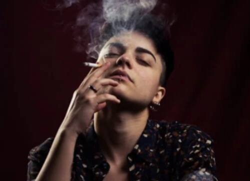 சாதாரண சிகரெட்டில் புகையிலையை பற்றவைத்து பஞ்சின் வழியாக புகைப்பிடிப்பார்கள். இ- சிகரெட்டில் பேட்டரி பொருத்தப்பட்டிருக்கும். இதன் உள்ளே இருக்கும் நிக்கோட்டின் தண்ணீர் போன்று இருக்கும், பாட்டரியில் வரும் தீயின் மூலம் நிக்கோட்டின் சூடாகி புகையாக வெளியே வரும்.